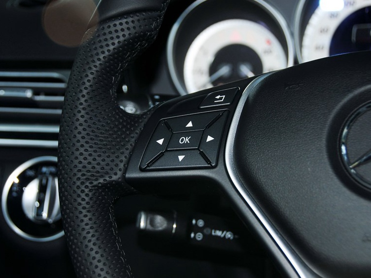 奔驰E级 2014款 改款 E300L 运动型中控方向盘图片