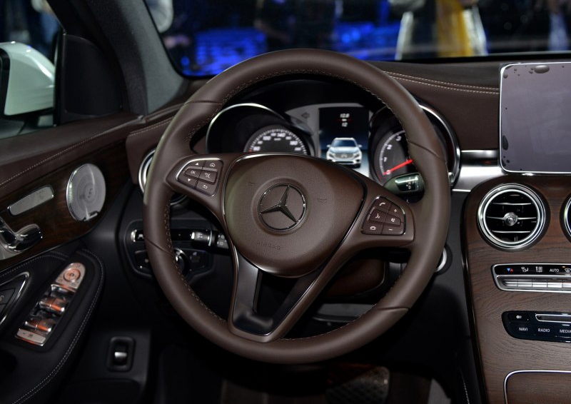 奔驰GLC级 2016款 GLC 300 4MATIC 豪华型中控方向盘图片