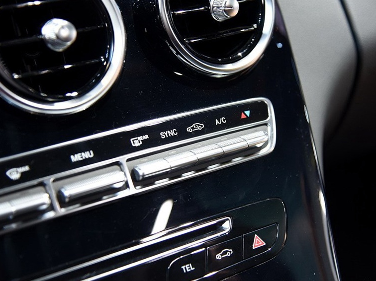 奔驰C级 2015款 C 200 运动版 4MATIC中控方向盘图片