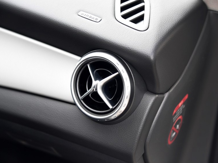 奔驰GLA级 2015款 GLA 200 动感型中控方向盘图片