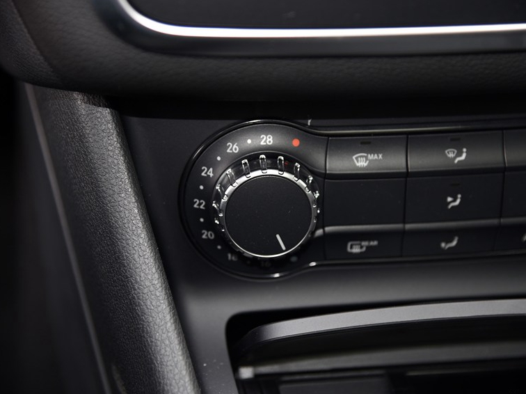 奔驰GLA级 2015款 GLA 200 动感型中控方向盘图片