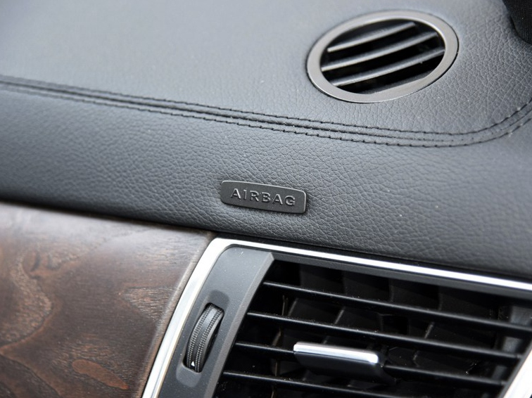 奔驰GL级 2015款 GL 500 4MATIC中控方向盘图片