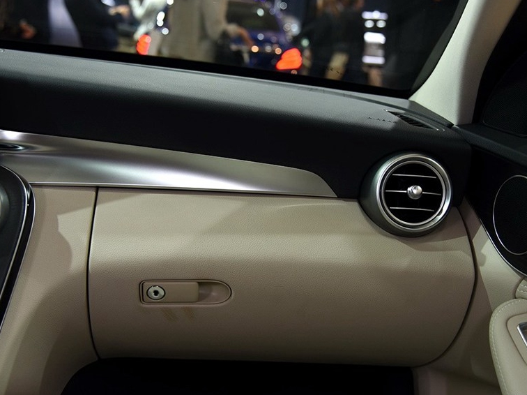 奔驰C级(进口) 2015款 C 200 旅行轿车中控方向盘图片