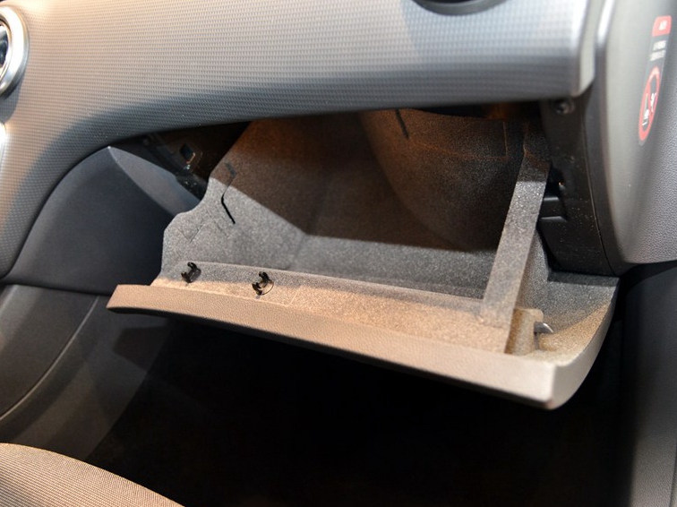 奔驰A级 2015款 A 180 标准型中控方向盘图片