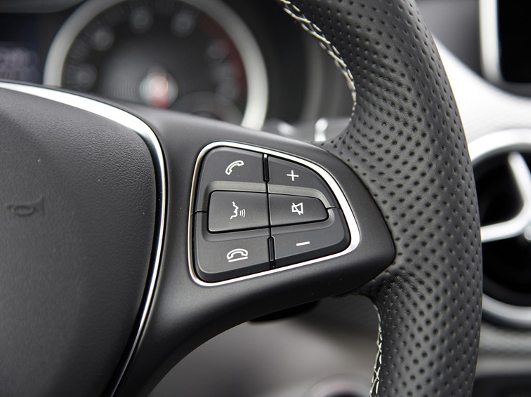 奔驰B级 2015款 B 200 动感型中控方向盘图片