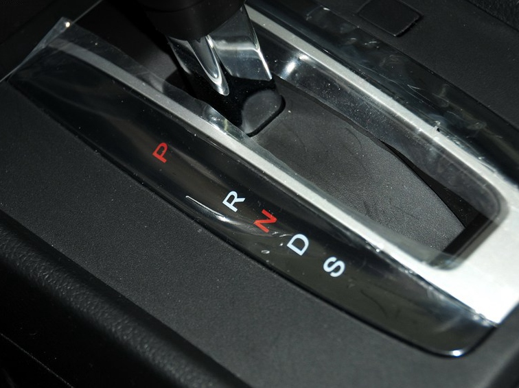 杰德 2013款 1.8L 自动舒适版 6座中控方向盘图片