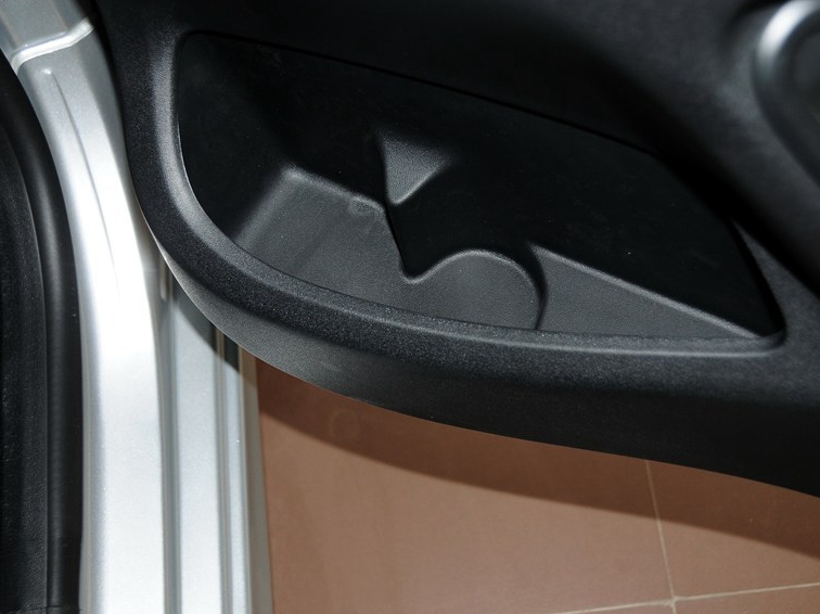 标致301 2014款 1.6L 手动舒适版车厢座椅图片