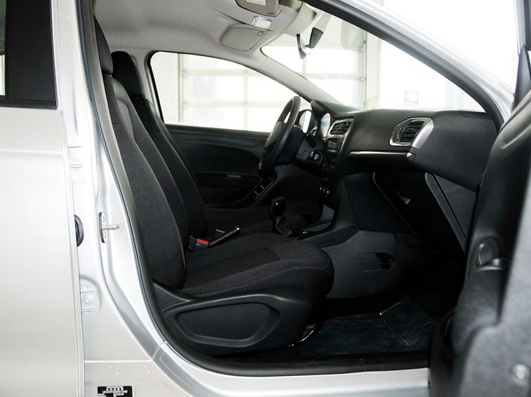 标致301 2014款 1.6L 手动舒适版车厢座椅图片