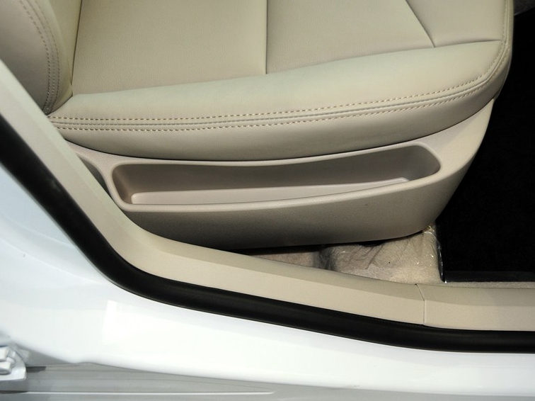 标致408 2013款 1.6L 手动舒适版车厢座椅图片