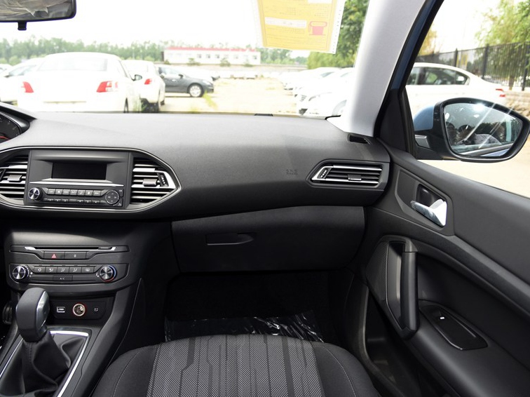 标致308S 2015款 1.6L 手动尚驰版中控方向盘图片