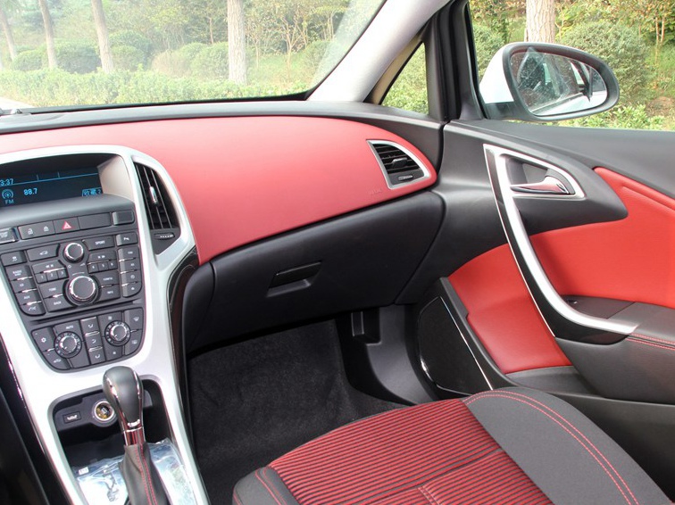 英朗 2013款 GT 1.6T 自动新锐运动版中控方向盘图片