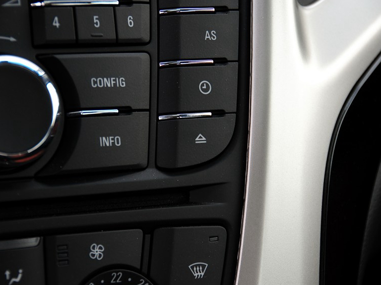 英朗 2014款 XT 1.6T 自动时尚运动版中控方向盘图片