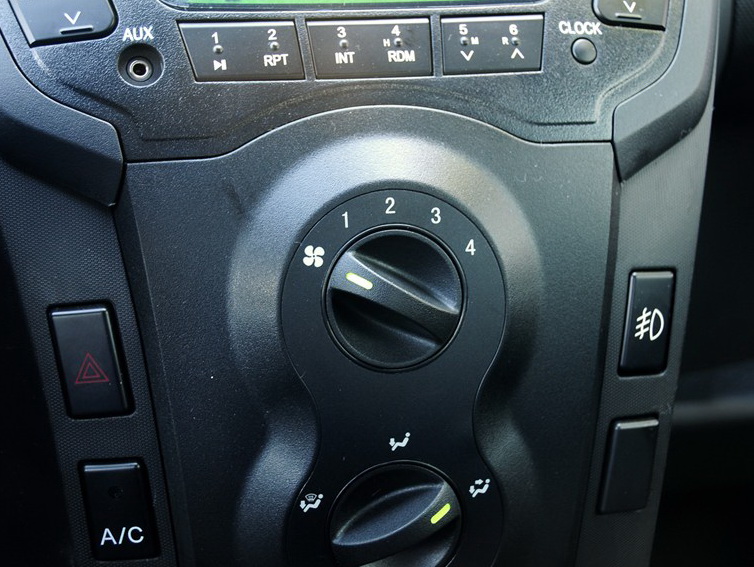 比亚迪F0 2012款 1.0L 铉酷型中控方向盘图片