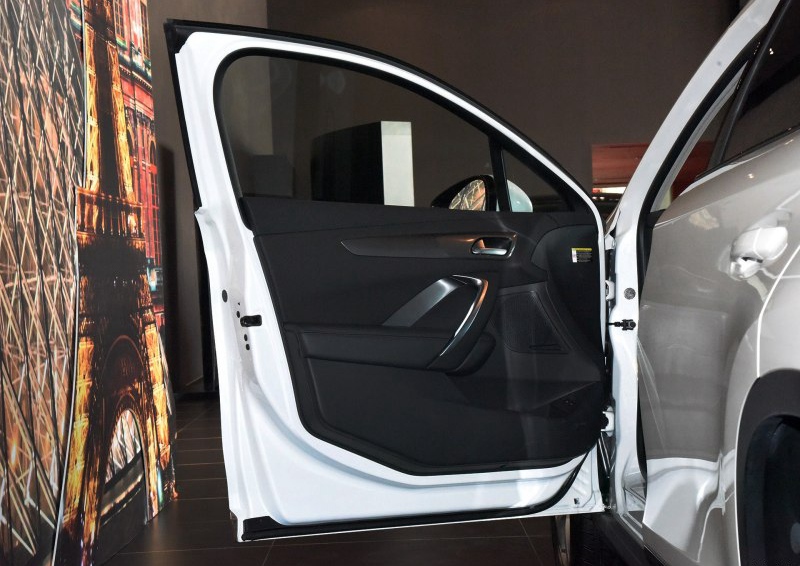 DS 6 2016款 1.6T 舒适版THP160车厢座椅图片