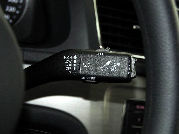 朗逸 2013款 改款 1.6L 自动舒适版中控方向盘图片