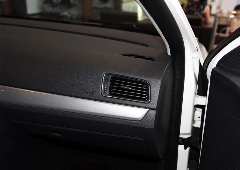 朗行 2015款 1.6L 自动舒适型中控方向盘图片