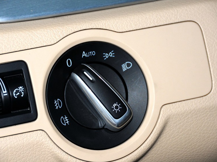 一汽-大众CC 2013款 1.8TSI 尊贵型中控方向盘图片