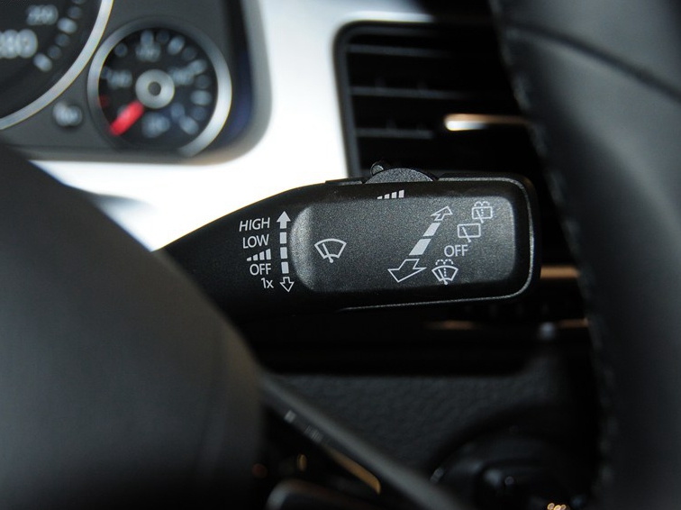 途锐 2011款 3.0TSI V6 标配型中控方向盘图片