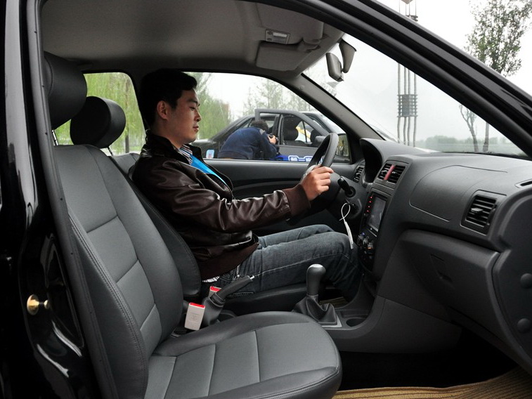 旗云2 2012款 1.5L 手动尊贵型车厢座椅图片