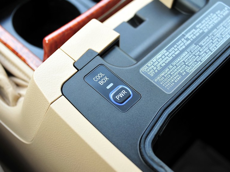 兰德酷路泽(进口) 2015款 4.0L V6 中东限量版中控方向盘图片