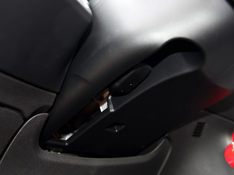 嘉年华 2013款 两厢 1.5L 自动运动型中控方向盘图片