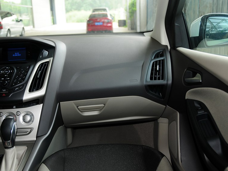 福克斯 2012款 三厢 1.6L AT舒适型中控方向盘图片