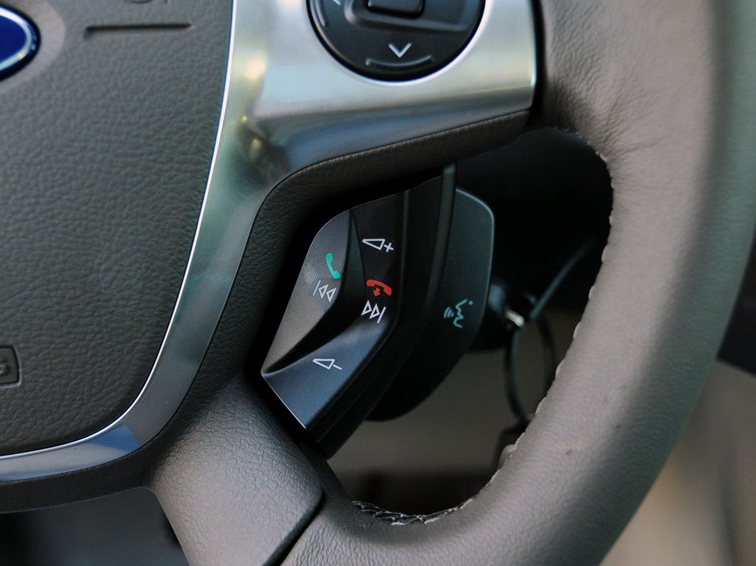 福克斯 2012款 三厢 1.6L AT风尚型中控方向盘图片