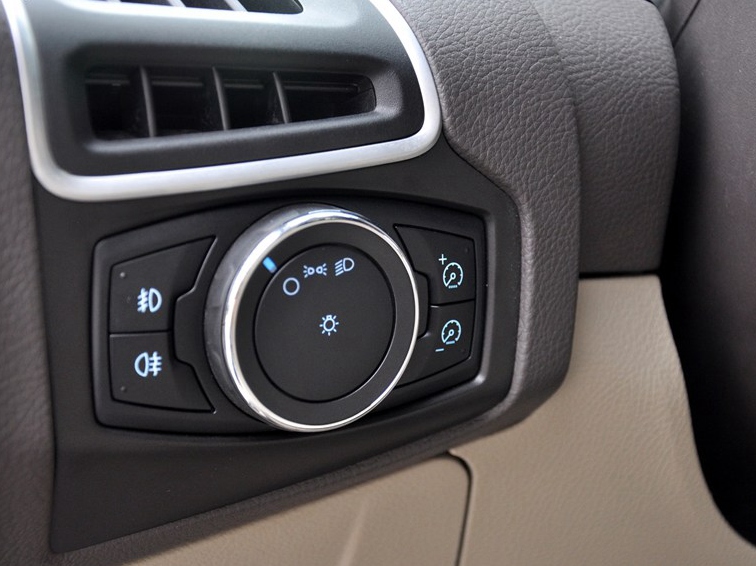 福克斯 2012款 三厢 1.6L AT尊贵型中控方向盘图片