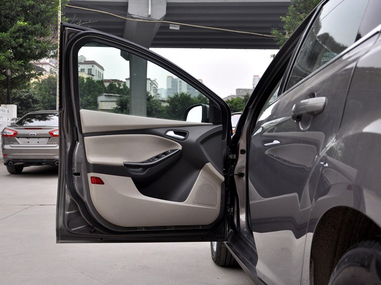 福克斯 2012款 三厢 1.6L AT尊贵型车厢座椅图片
