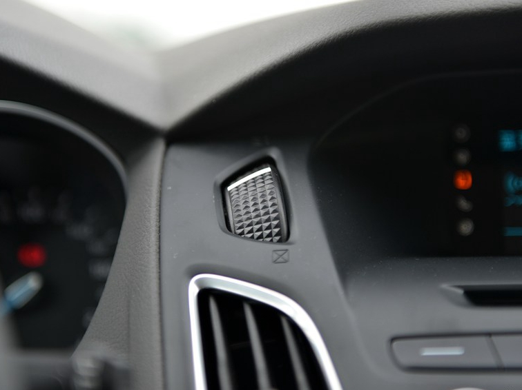 福克斯 2015款 两厢 1.0L GTDi 手动超能风尚型中控方向盘图片