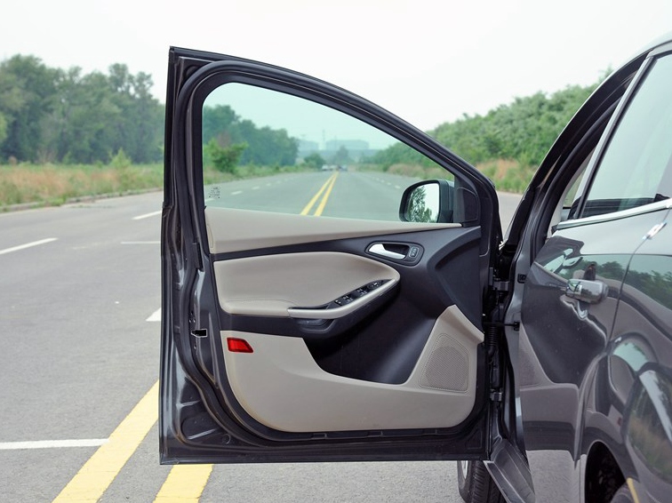 福克斯 2015款 三厢 1.5L GTDi 自动旗舰型车厢座椅图片