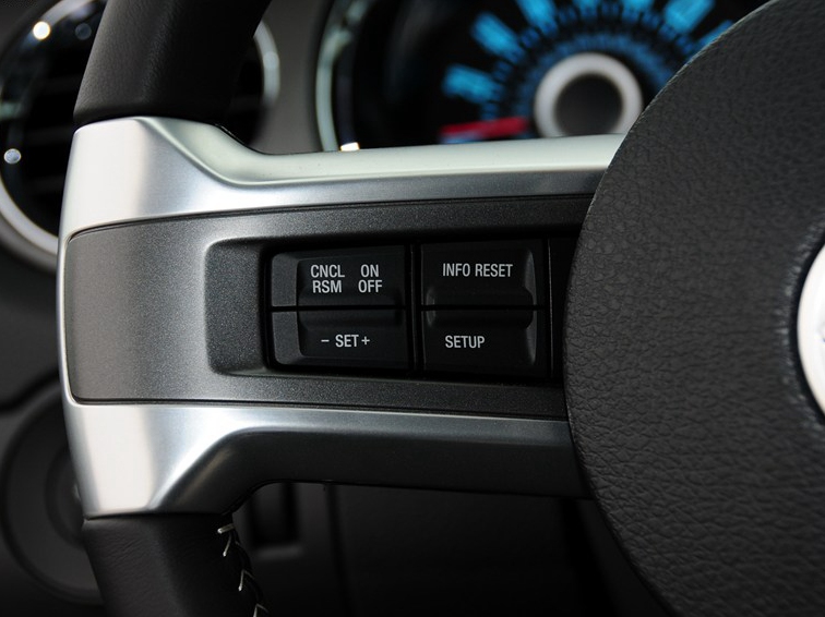 野马 2013款 3.7L 手动标准型中控方向盘图片