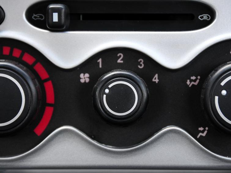 奔奔MINI 2012款 1.0L 手动导航版中控方向盘图片