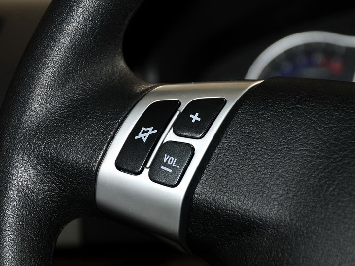 长安CX30 2012款 三厢 1.6L 手动豪华型中控方向盘图片