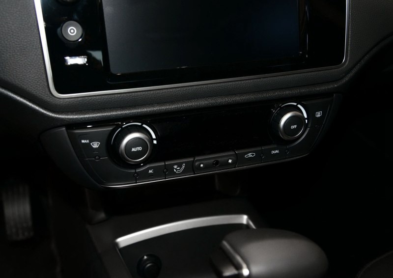 观致3 2016款 都市SUV 1.6T 自动致酷型中控方向盘图片
