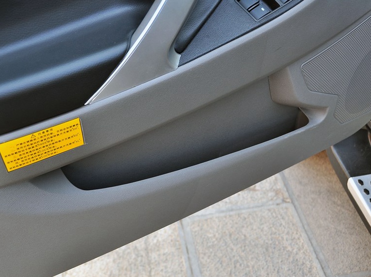 龙威 2013款 2.4L 汽油标准型 四驱车厢座椅图片