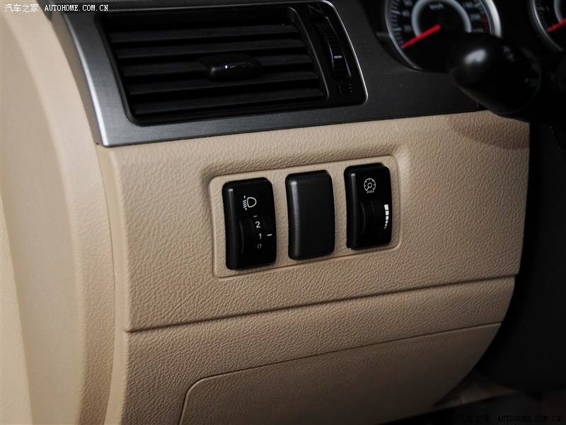 路盛E70 2013款 2.0L 手动舒适型中控方向盘图片