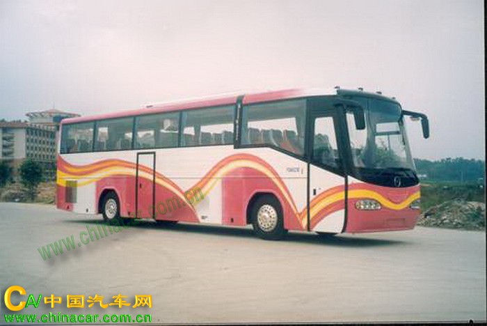 五洲龙牌FDG6121D旅游客车图片1