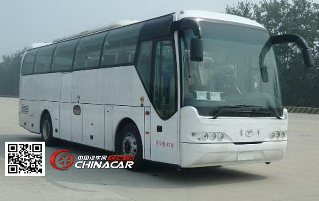 青年牌JNP6105M-1型豪华旅游客车图片3