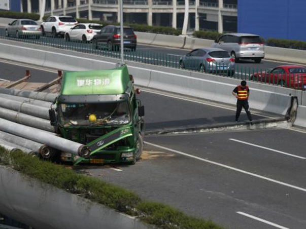 载货车司机弄了个大新闻  上海中环高架桥被压坏