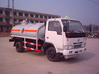 程力威牌CLW5051GHY型化工液体运输车图片