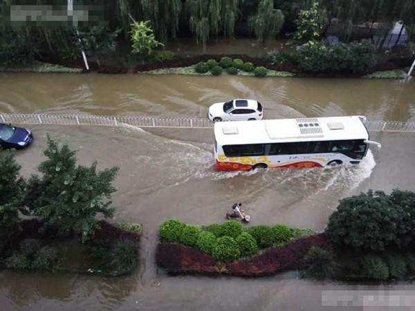 武汉市内涝严重，公交车在水中浮行